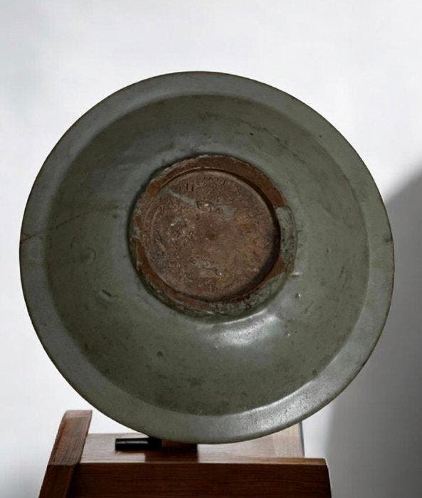Elegant schaaltje met celadon-glasuur uit Longquan, China, -, Antiquités & Art, Antiquités | Autres Antiquités