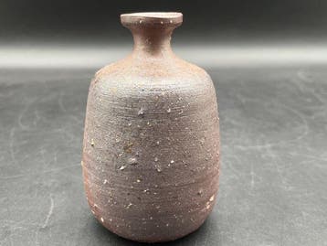 Vaas - Bizen-aardewerk Tokkuri-vormige budvaas door