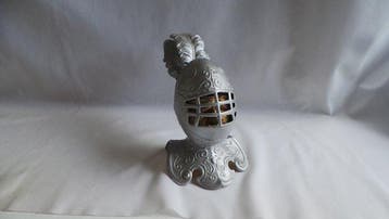 Decoratief ornament - Oude inktpot ridderhelm - roestvrij