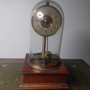 Mystérieuse pendule à balancier - Laiton, Bois - 1910-1920