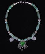 Collier amulettes argent et chrysoprase. - Inde - Fin XIXe à, Antiquités & Art