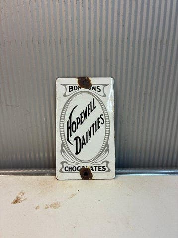 Vintage Hopewell Dainties Chocolates reclamebord – emaille, Antiek en Kunst
