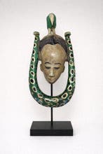 Afrikaans houten masker, beschilderd, met een vogel