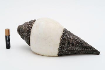 Decoratief ornament - Nepal - Rituele schelp en zilver, Antiek en Kunst