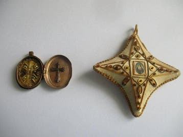 Relikwie (2) - gouddraad, borduurwerk, koper - 1850-1900 -