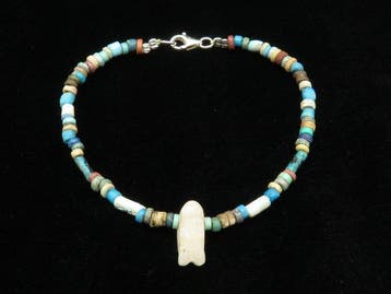 Oud-Egyptisch Armband gemaakt van faience mummie-kralen met