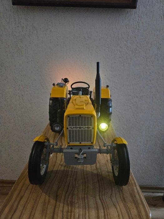 De Agostini 1:8 - Model landbouwmachine (2) - Ursus c330, Hobby & Loisirs créatifs, Voitures miniatures | 1:5 à 1:12