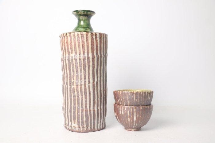 Oribe-geglazuurd saké-set — tokkuri & twee ochoko, met, Antiquités & Art, Antiquités | Autres Antiquités