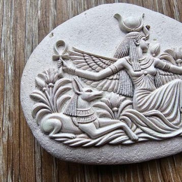 Oud-Egyptische vleugelige Isis met heilige valk – Verheven