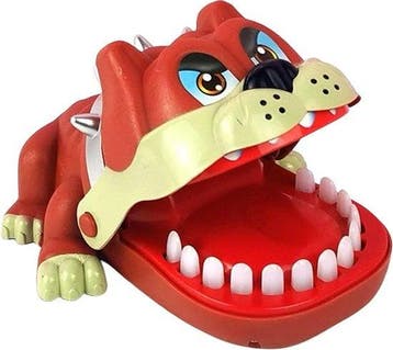 Bijtende bulldog hond met kiespijn tanden drank spel dranksp, Verzenden, Nieuw