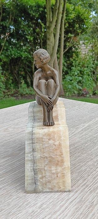 Soms zegt stilte meer dan woorden - sculptuur, Brons- Vrouw