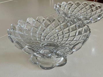 Twee kristallen art deco fruitcoupes met facetstijl motieven