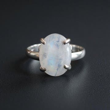 Bague en pierre de lune ou péristérite de belle qualité.