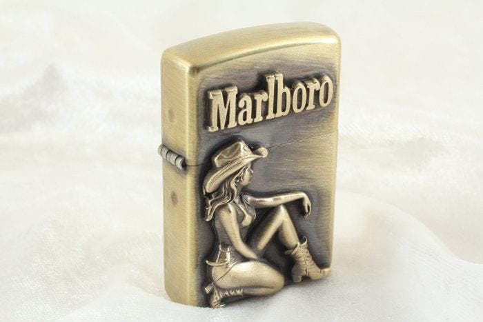 Zippo - Marlboro Cowgirl Sitting Design - Zakaansteker -, Verzamelen, Rookartikelen, Aanstekers en Luciferdoosjes