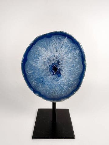 Agate avec géode de cristal de roche sur socle Géode -