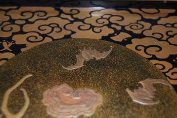 Standaard - Hout, Urushi-lak, Maki-e, Goud Nashiji,, Antiek en Kunst