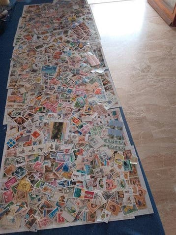 Wereld - Doos met meer dan 2200 postzegels, allemaal nieuw, Gestempeld