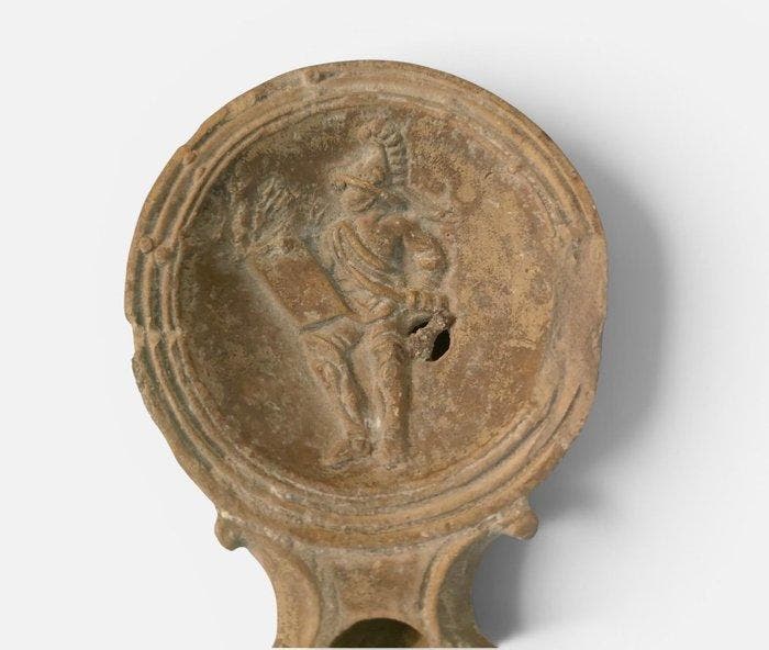 Oud-Romeins Terracotta-olielamp met Gladiator 9,60 cm., Verzamelen, Mineralen en Fossielen