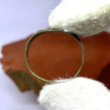 Middeleeuws Brons Vroege middeleeuwse bronzen ring met