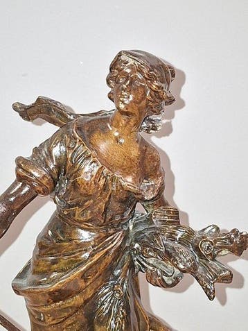 Naar Auguste Moreau - Sculpture, Faneuse - 40 cm - Régule