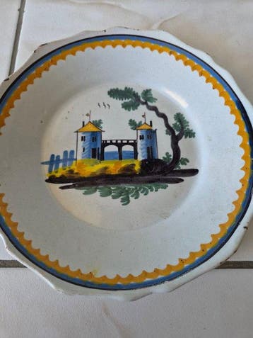 NEVERS - Assiette - Faïence - Assiette polychrome, Antiquités & Art