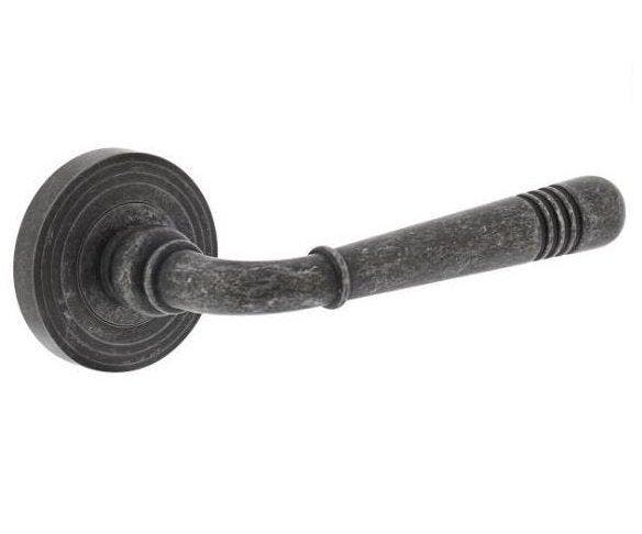 Intersteel deurkruk Helena op rozet oud grijs, Doe-het-zelf en Bouw, Hang- en Sluitwerk, Ophalen of Verzenden
