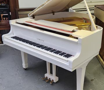 Yamaha G2 blanc, état neuf, à partir de 7.990 €, À queue