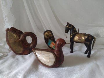 Beeldje - Figur mit Perlmutt-Intarsien (4) - Hout, Messing,