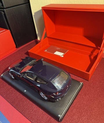 MR Collection Models 1:18 - Model sportwagen - Ferrari FF