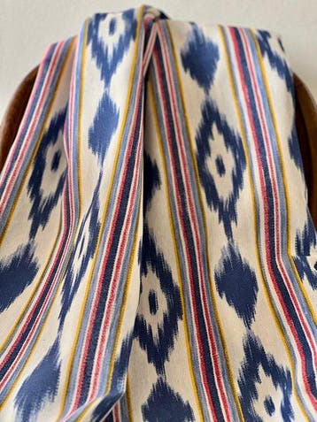 Dubbel breed. Exclusieve stof met etnisch ikat-print voor