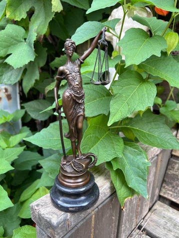 Decoratief ornament - Europa - Bronzen Vrouwe Justitia