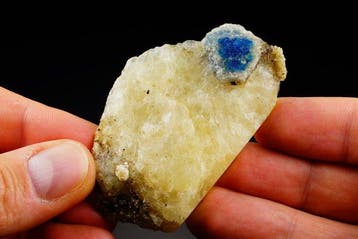 afghaniet zeer zeldzame fluorescerende kristallen op matrix