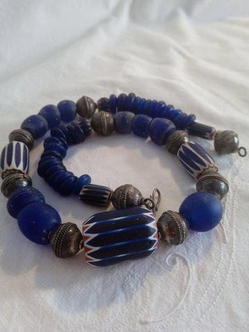 Collier au design contemporain avec des perles de verre