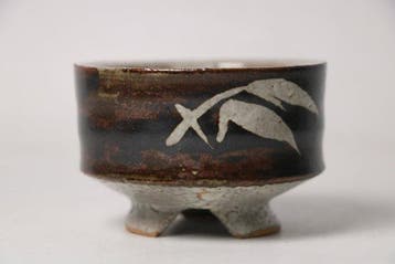 Mashiko-ijzerzand chawan met witte weerstandsmotieven op