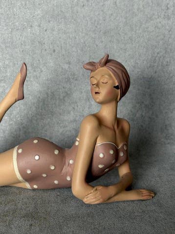 Beeld, Liggende elegante dame 33.5 cm (Zonder Minimumprijs)