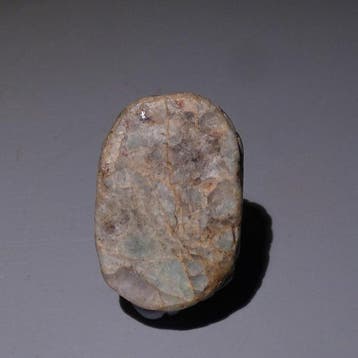 Oud-Egyptisch feldspaat Hartscarabe. 2,8 cm lang. Late