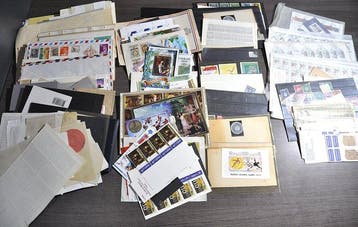Wereld - Doos vol met o.a. blokken, velletjes,, Postzegels en Munten, Gestempeld