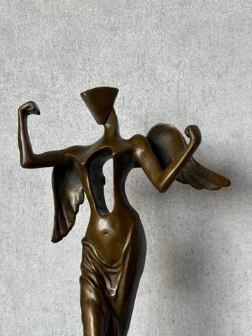Beeld, Surrealistische engel 40 cm / 4.2 kg. Naar: Salvador