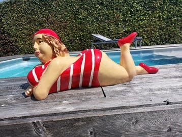 Beeld, statue 75 cm length of lying lady in bathing suit -, Antiek en Kunst