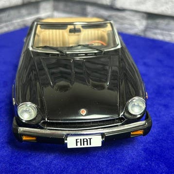 Autoart 1:18 - Modelauto - Fiat 124 Spider, Nero Interni, Nieuw
