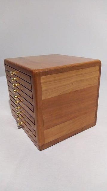 Italie. Cherry wood coin box containing 10 plateaux