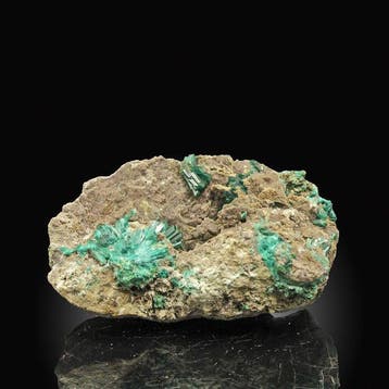 Levendig smaragdgroene dioptase Kristallen op matrix -