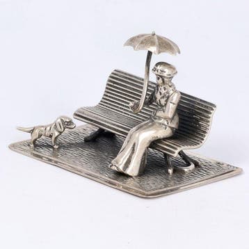 Beeldje - Onder een parasolleke - .835 zilver, Antiek en Kunst