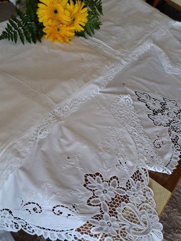 Linge de lit de trousseau spectaculaire avec de magnifiques
