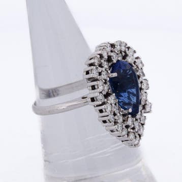 Ring - 18 karaat Witgoud - 6.60ct. tw. Saffier - Diamant, Handtassen en Accessoires, Ringen, Nieuw