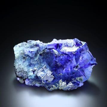 PREMIUM FLUORITE BLEUE avec un œil fantôme provenant de la