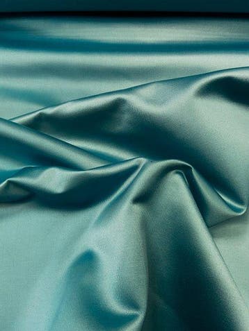 Splendide satin de soie et viscose légèrement structuré,