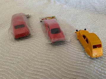 1:32 - Modelauto (3) - Citroën 2CV (voiture jaune), deux