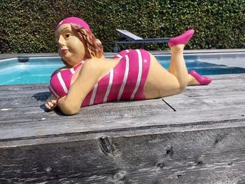 Beeld, statue 75 cm length of lying lady in bathing suit -, Antiek en Kunst