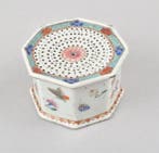 Pot - Een Chinees Famille Rose-geleerdenvoorwerp (poederpot)